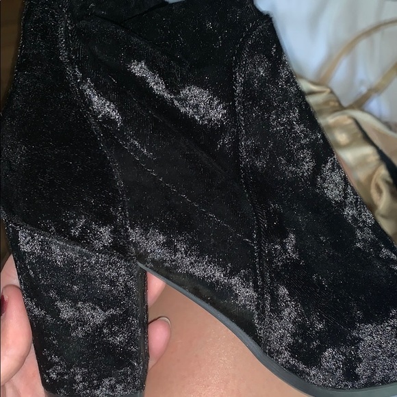 Velvet black heal boots - Picture 2 of 3